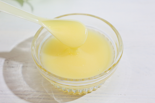 スプーンと生ローヤルゼリーの画像